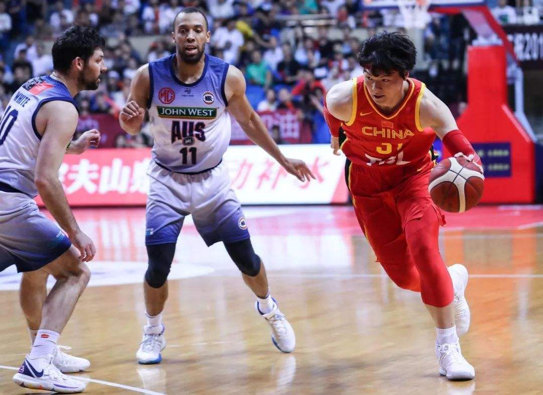 澳大利亚男篮横扫日本男篮，米切尔制霸全场