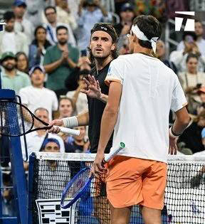 包含澳大利亚网球队强势意大利网球队，西西帕斯统治全场的词条