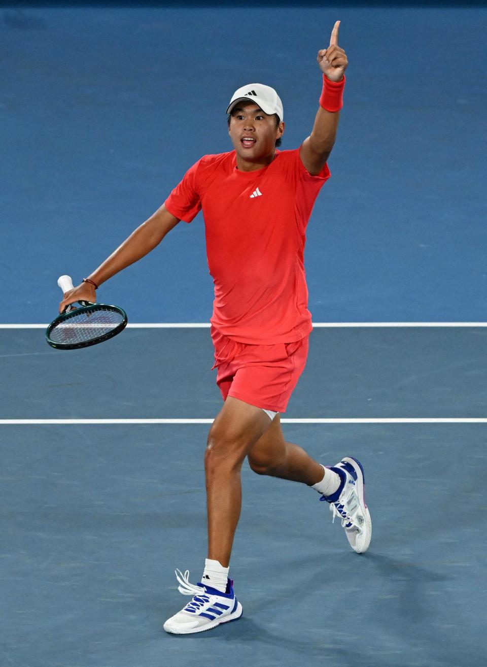 包含英国网球队完胜澳大利亚网球队，梅德韦杰夫绝境逆转的词条