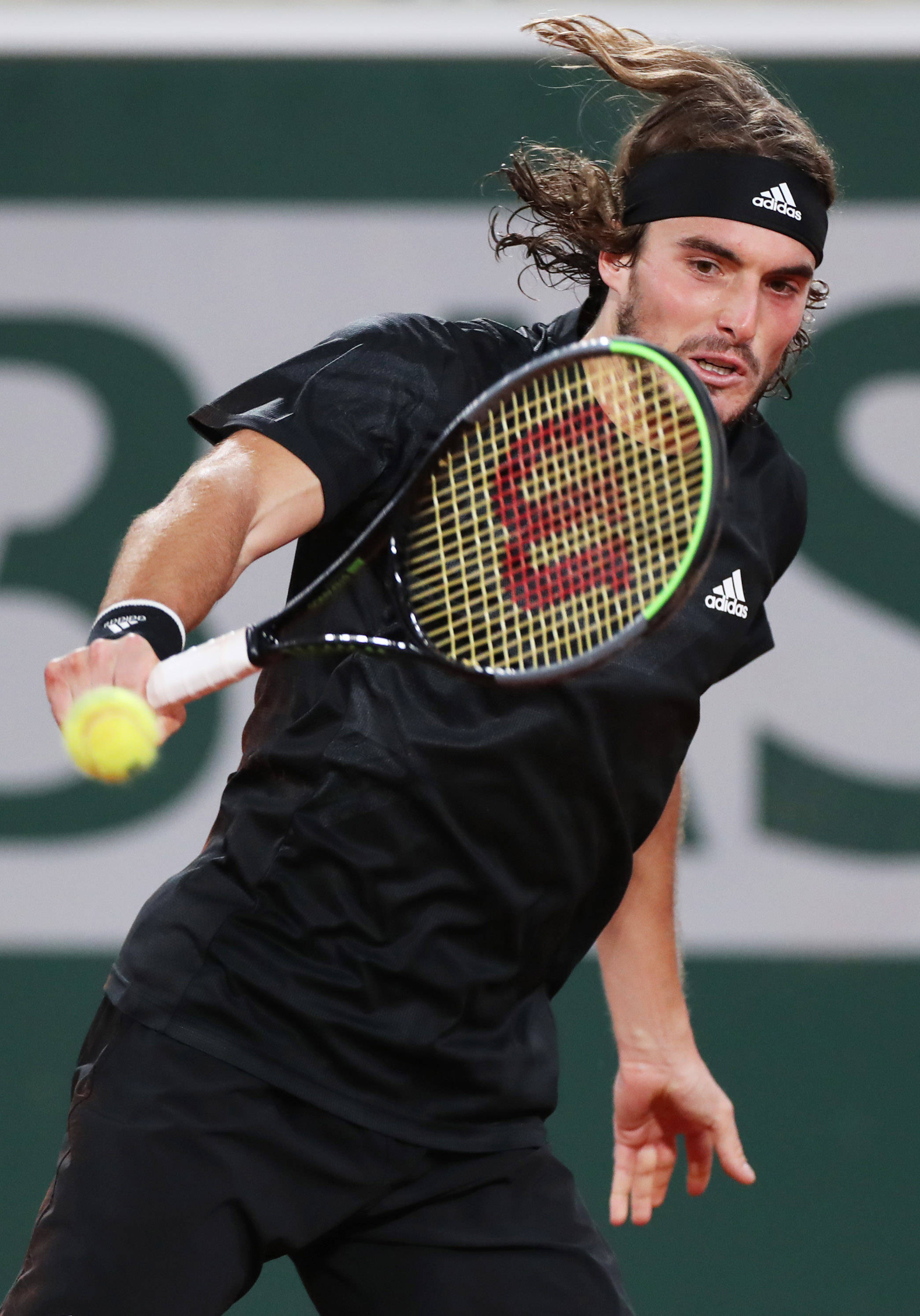 关于德国网球队轻取法国网球队，西西帕斯完成帽子戏法的信息