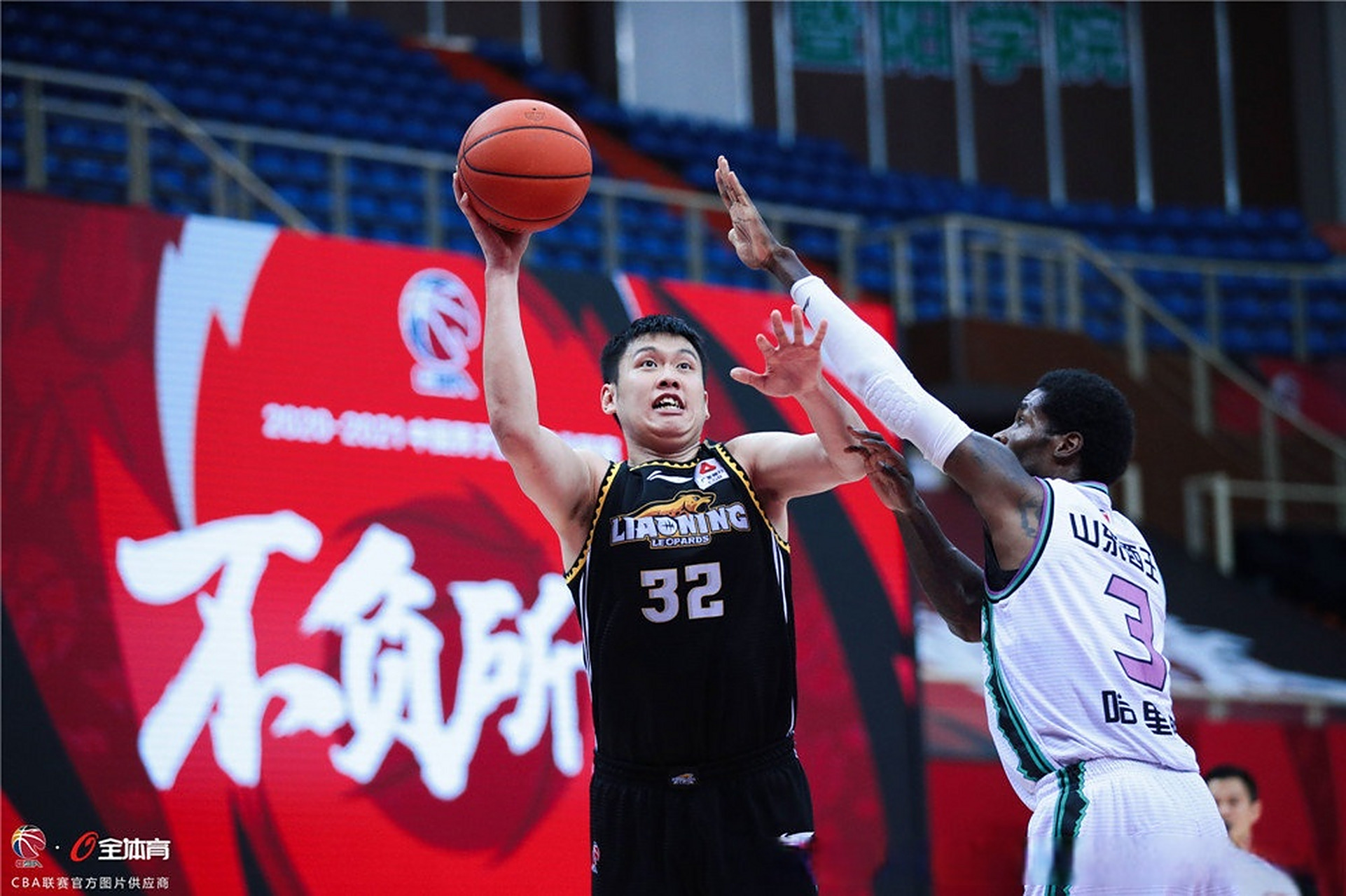 福建队主帅连胜庆生，球员送祝福的简单介绍