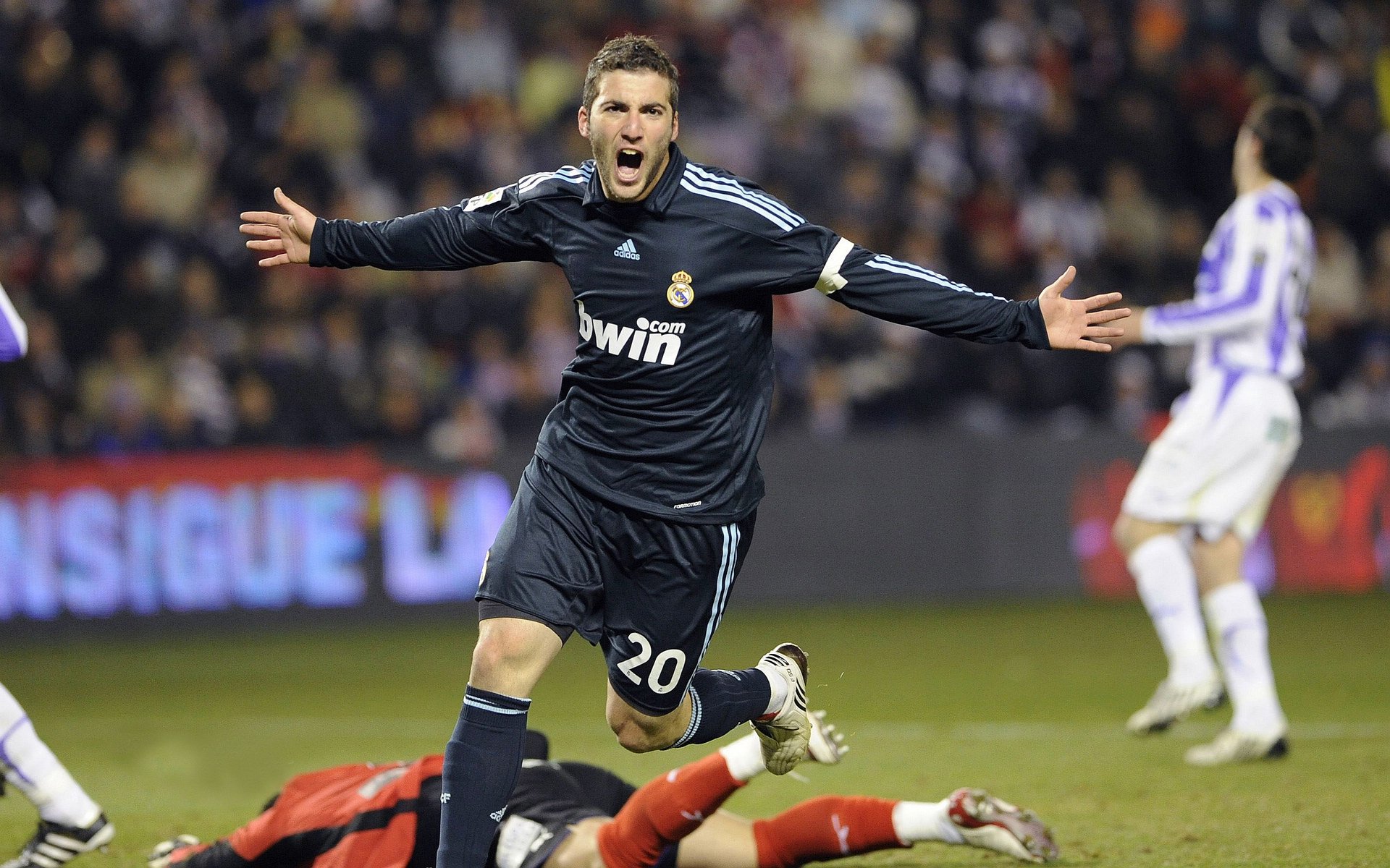 绿白军团对决桑巴舞步，奥斯梅恩存在感拉满的战术启示